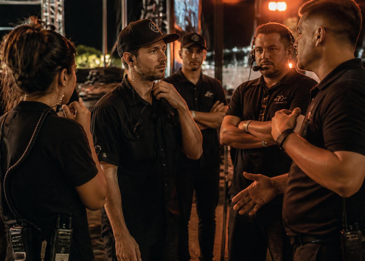 Equipe de produção reunida nos bastidores do evento