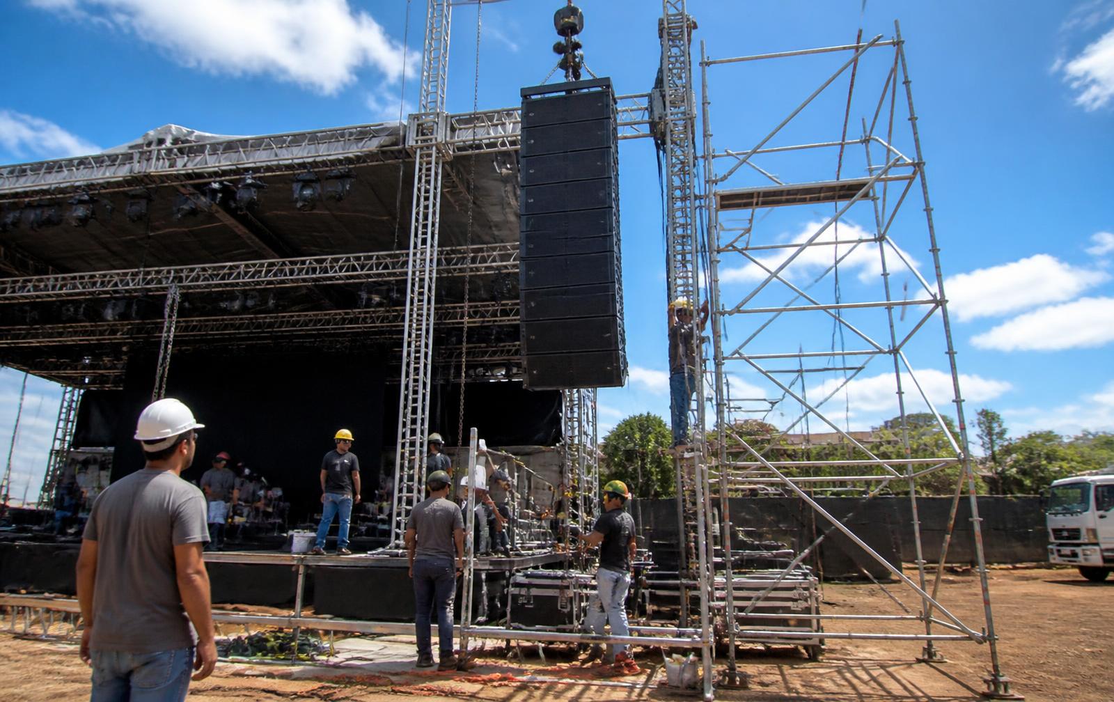 Montagem de palco e sistema de som